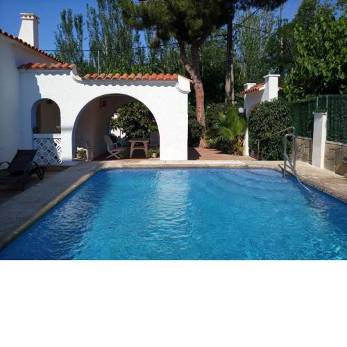 R94 Chalet con piscina privada 20m de la playa Calafell