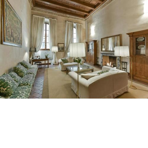 Raffaello apartment with fireplace in Oltrarno