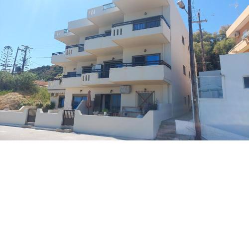 Ranias' Beautiful 2 bedroom flat with stunning sea view
