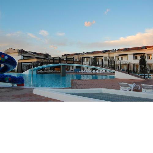 Recently built row house with huge swimming pool - By Beahost Rentals