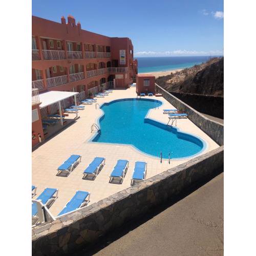 RECENTLY REFURBISHED APT WITH AMAZING OCEAN VIEWS!
