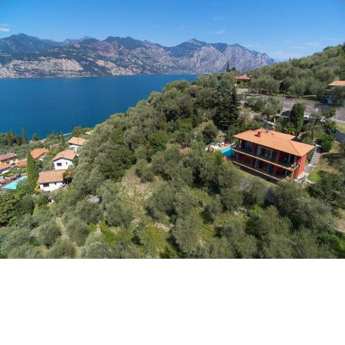red house apartments whit enchanting lake view