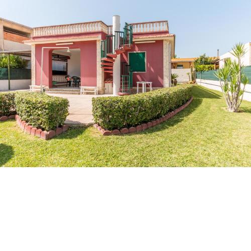 Red house near the sandy beach, parking & wi-fi