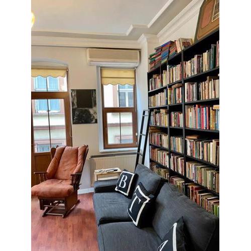 Redecorated Flat With Huge Library 100 mbps speed