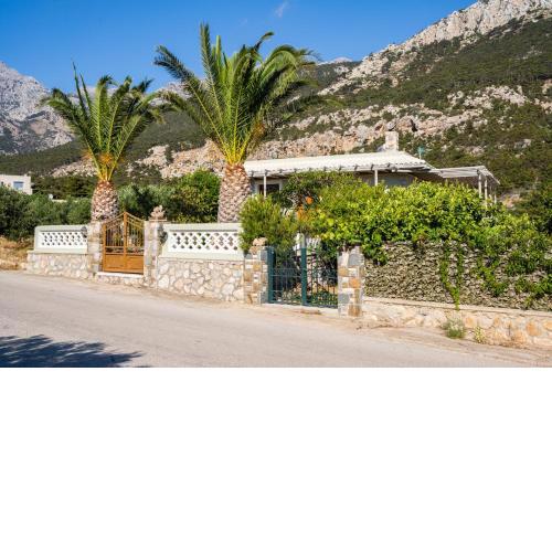 Reisis Family Residence
