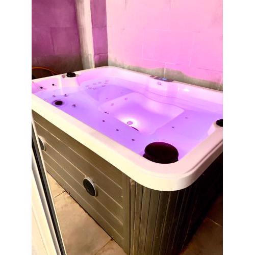 Relax Apartment - private Jacuzzi/SPA with 2bedrooms (A/C) - Netflix - 24 h/entry