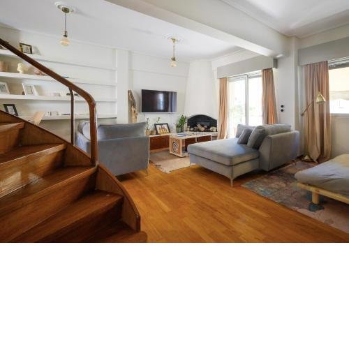 Relaxed Art Deco Maisonette Pagrati