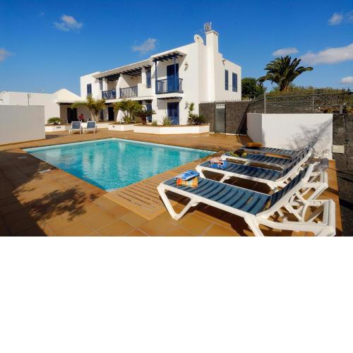 Remarkable 2-Bed Apartment in Playa Blanca