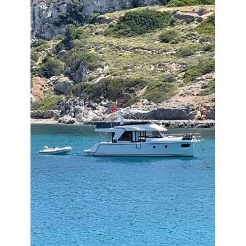 Renas Yacht
