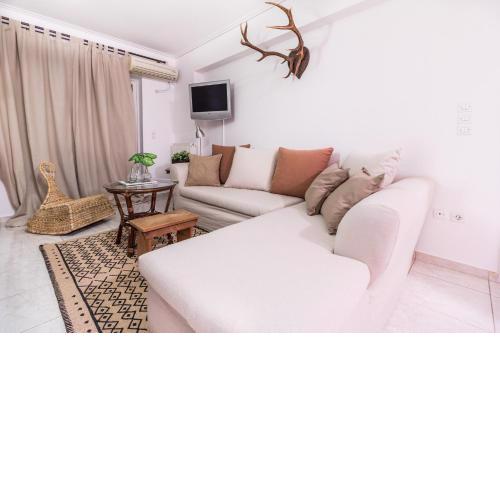 Renovated 3 bedroom apt with Acropolis View