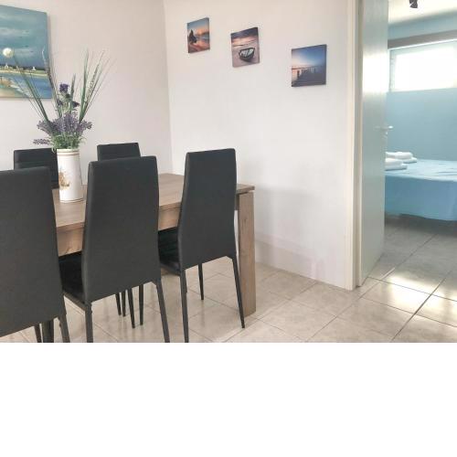 Renovated apt close to beach Wifi AC