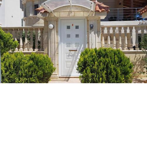 Renovated lovely apartment near airport & sea