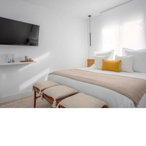 Renovated small loft for 2 pax AYALA III