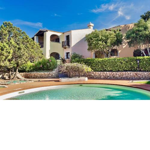 Residence con piscina a Liscia di Vacca, 350 mt dal mare, 3 km da Porto Cervo