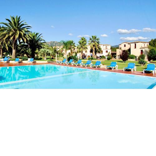 Residence con piscina a Santa Margherita di Pula a 250 mt dal mare