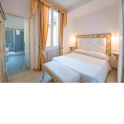 Residenza Due Torri check in presso HOTEL CENTRALE Vicolo Cattani 7