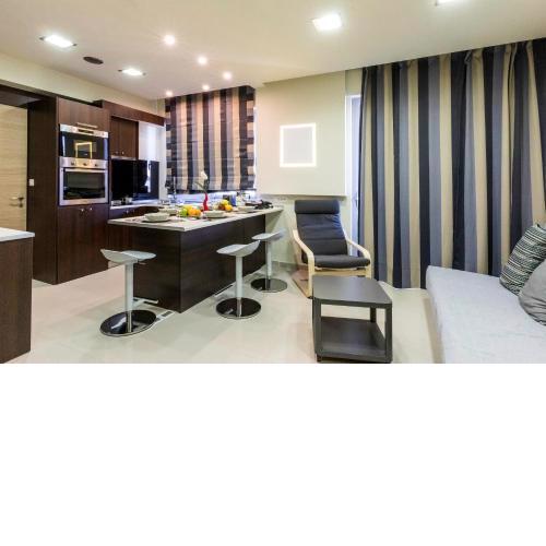 Rhodes Central Suite