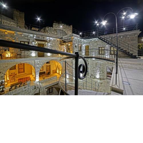 Risus Cave Suites