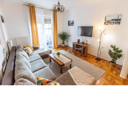 Riverside Balcony Apartment with view to Danube