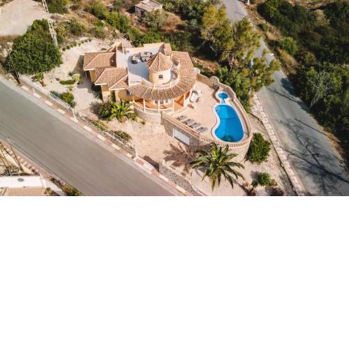 Roca de Leones by United Renters