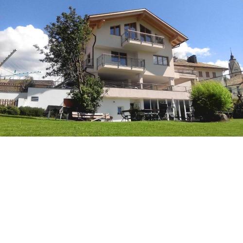 Roessl Apartment 102