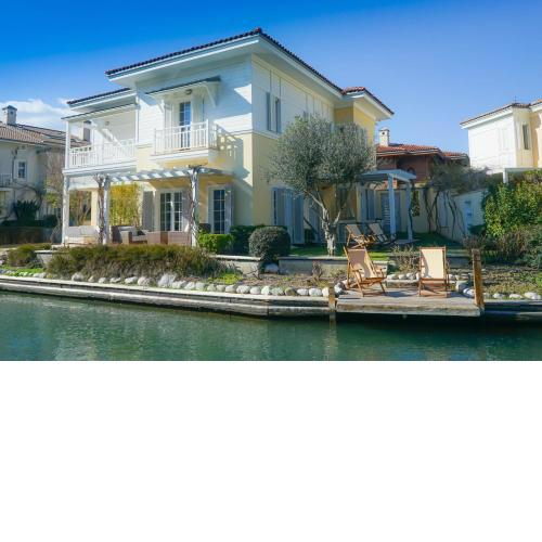 Romantic Canal Villa. Private Dock & Beach Access