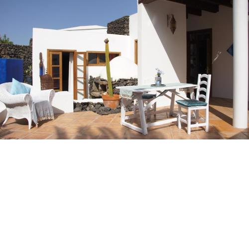 Romantic house in historic Finca in Uga