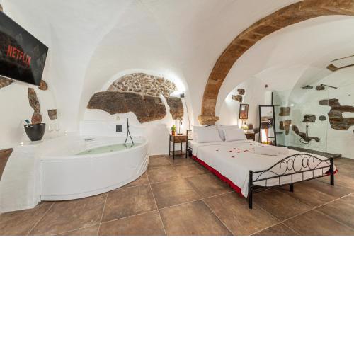 ROMANTIC LOFT WITH JACUZZI IN THE CASTLE