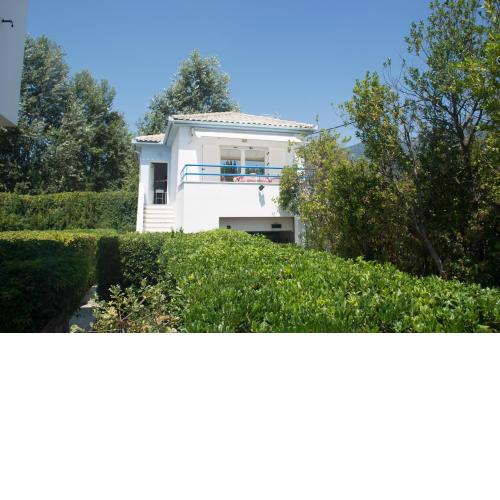 Romantic Seafront Studio - Dream Garden