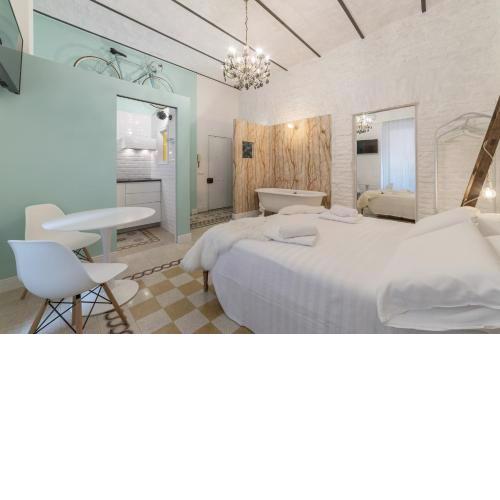 Romantic Vintage Colosseum Suite