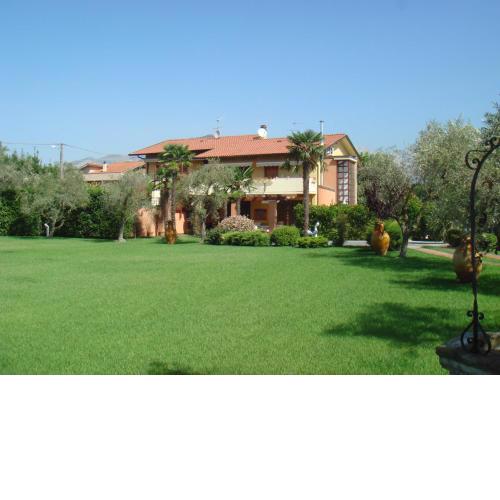 Ronchi - Affittasi Villa immersa in un parco con piscina privata costituita d tre unità indipendenti
