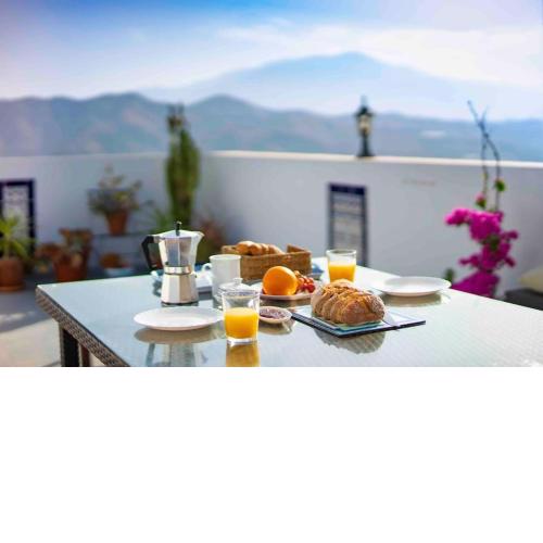 Rooftop Terrace & Panoramic Mountain View’s