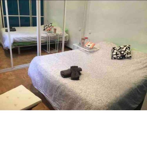 Room en Madrid en alojamiento con baño compartido