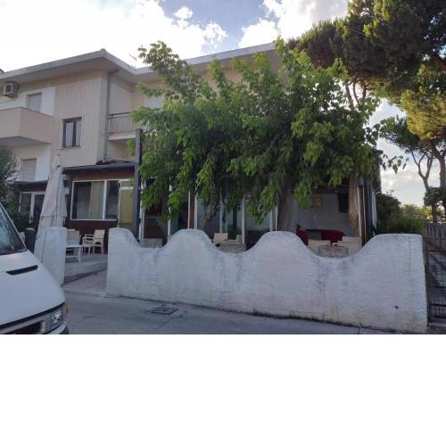 Room in BB - Spacious double room right by the sea