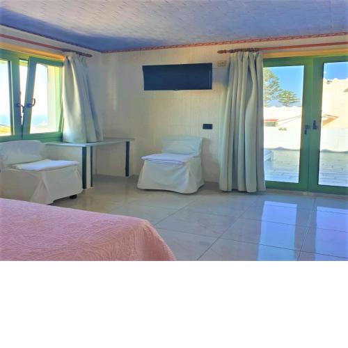 Room in Studio - Gorgeous Studio for 2 people, Swimming Pool and Sea View