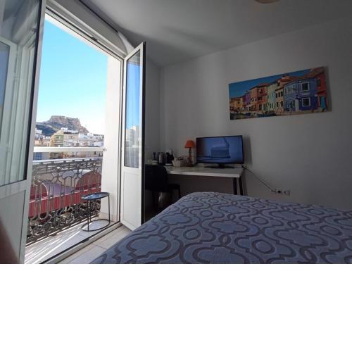 Room with private bathroom and balcony nearby the Mercado Central, center and beach