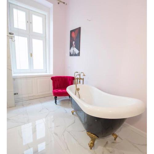 Rooms in a luxury gorgeous newly refurbished apartment - historic centre