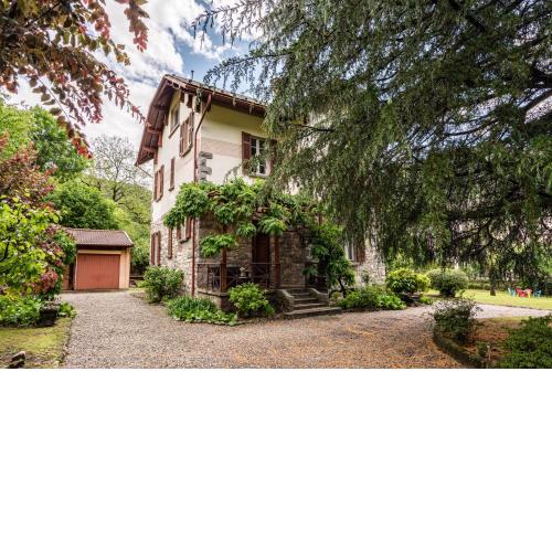 Roomy '900 House surrounded by greenery with parking!
