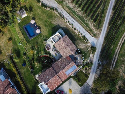 ROSTAGNI 1834 apt with pool in the Barolo region