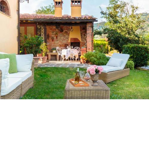 Rosyabate Cottage, with Private Garden and views between Lucca and Pistoia