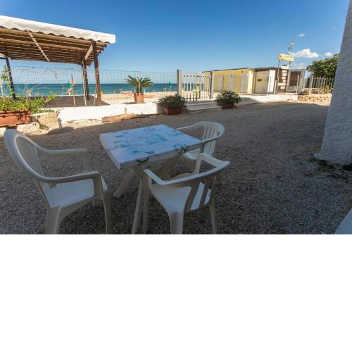 RS316 - Marcelli, bilocale in residence fronte mare pt