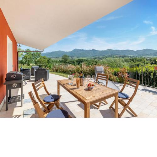 Rural apartment in Matelica with shared pool