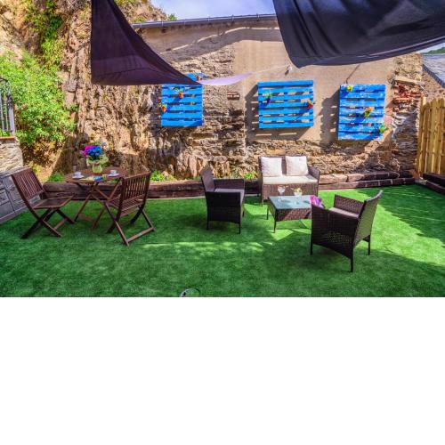 Rural house with jacuzzi and fireplace in the room for 2-4 people