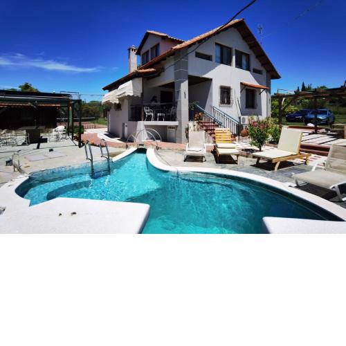 Rural villa Private pool, BBQ, court ,20' airport