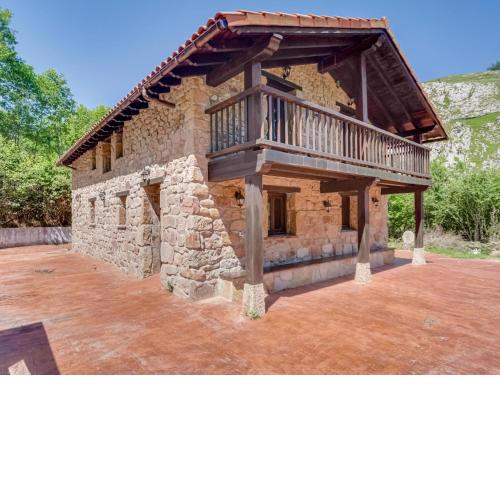 Rustic Holiday Home in Merilla with Valley View
