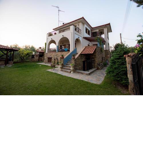 Rustic, luxurious,garden villa 70m from the sea