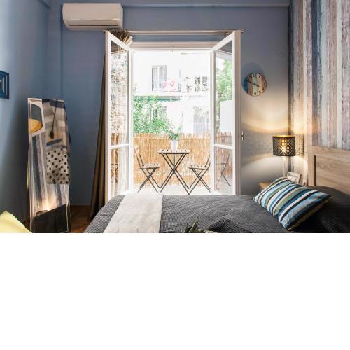 Safe quiet rooms in apartment close to metro station and walk Acropolis