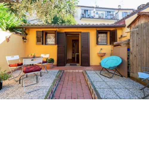 San Frediano Cozy Studio with Private Patio