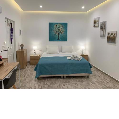 Santorini studio for 2 person in Athens near sea& center