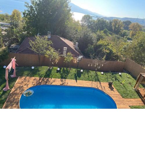Sapanca gölü manzaralı ve havuzlu ferah villa(Villa Mramor)